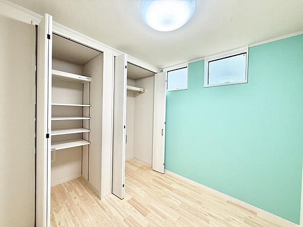 【寝室】■窓の配置や通気性の良い設計で部屋の空気がこもらず、常に新鮮な空気が流れます