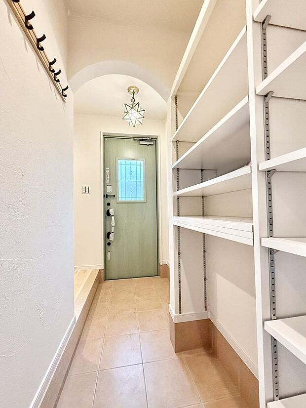 【玄関】■ 家族やゲストをやさしく迎える、心地よい空間