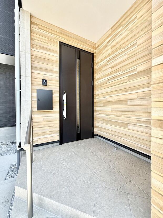 【玄関】■ 帰るたびにホッとする、安心感のある佇まい