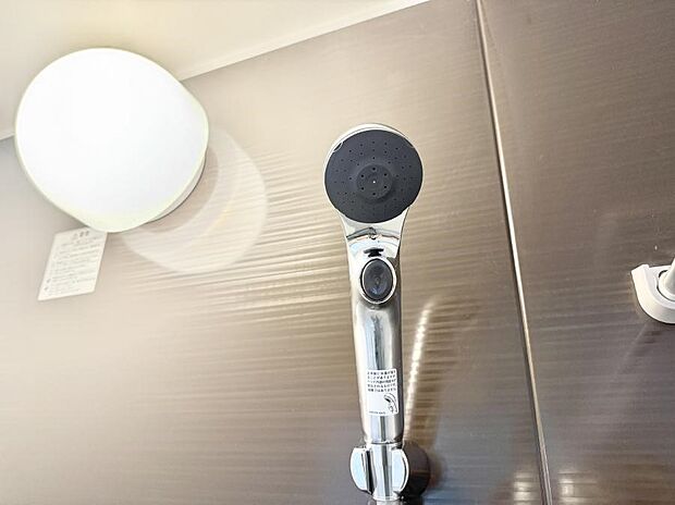 【止水シャワーヘッド】■手元で簡単に止水できるため、水の無駄遣いを減らすことができます。