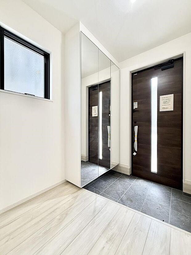 【玄関】■ 家族やゲストをやさしく迎える、心地よい空間