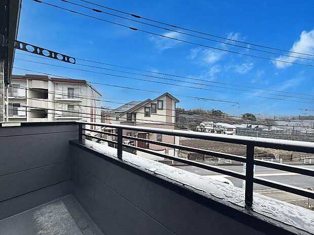 【バルコニー】■ 朝のコーヒーや夜の星空を楽しむ、癒しの場所