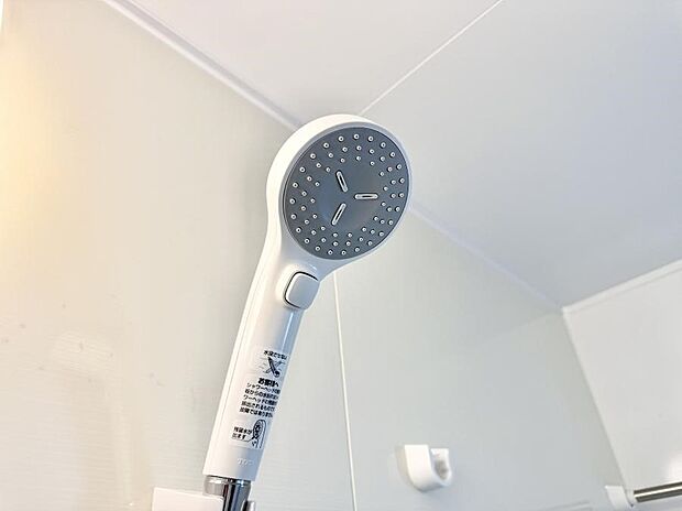【止水シャワーヘッド】■手元で簡単に止水できるため、水の無駄遣いを減らすことができます。