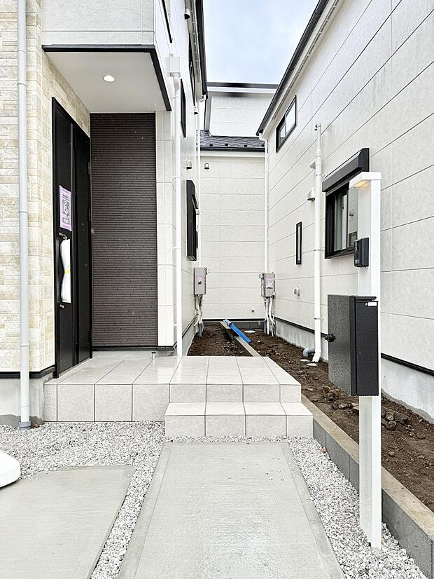 【玄関】■ 家族とゲストをやさしく迎える、心温まる玄関