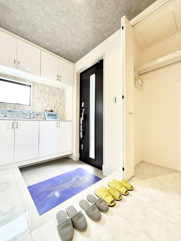 【玄関】■ 家族やゲストをやさしく迎える、心地よい空間