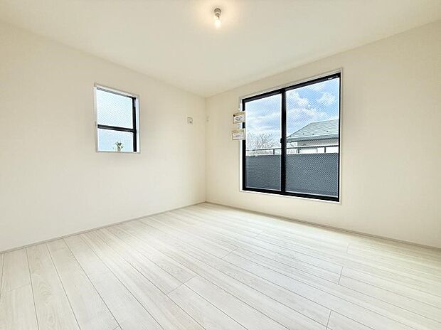 【リビング以外の居室】■落ち着いた色合いのお部屋で穏やかな時間を楽しめます