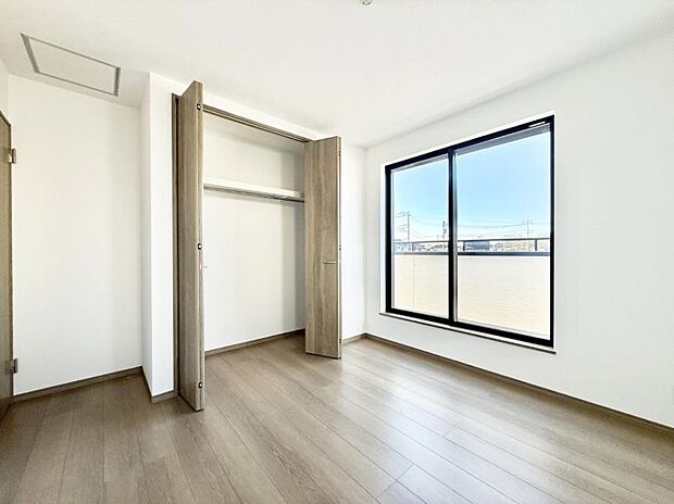 【リビング以外の居室】■落ち着いた色合いのお部屋で穏やかな時間を楽しめます