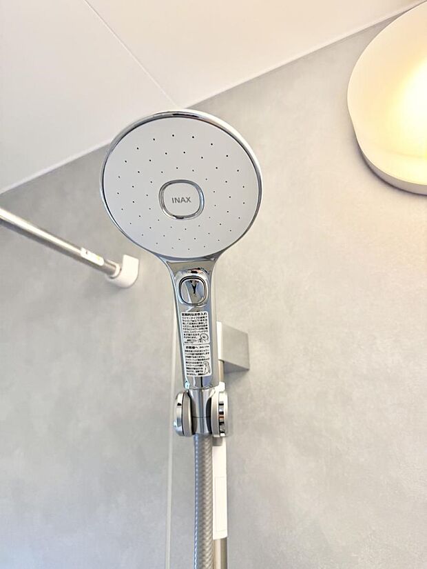 【止水シャワーヘッド】■手元で簡単に止水できるため、水の無駄遣いを減らすことができます。