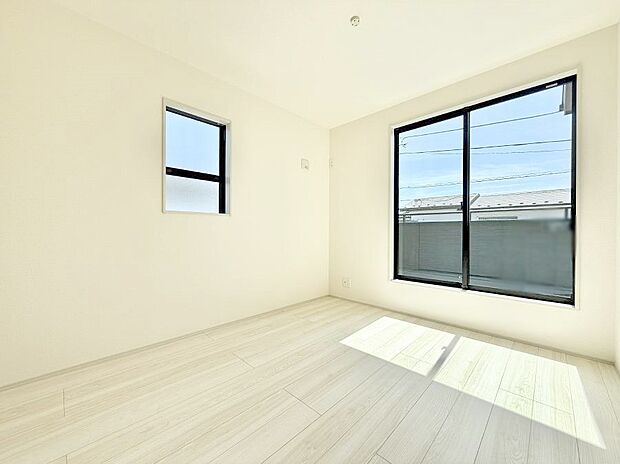 【寝室】■窓の配置や通気性の良い設計で部屋の空気がこもらず、常に新鮮な空気が流れます