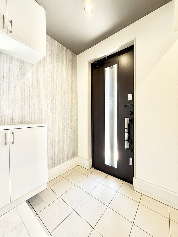 【玄関】■ 家族やゲストをやさしく迎える、心地よい空間