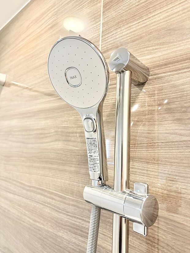 【止水シャワーヘッド】■手元で簡単に止水できるため、水の無駄遣いを減らすことができます。
