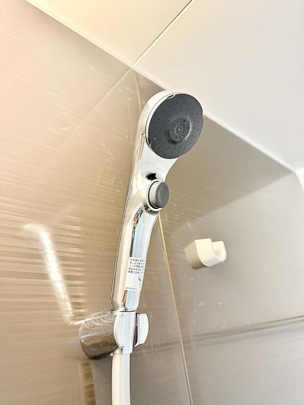 【止水シャワーヘッド】■手元で簡単に止水できるため、水の無駄遣いを減らすことができます。