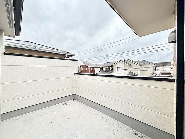 【バルコニー】■ 朝のコーヒーや夜の星空を楽しむ、癒しの場所