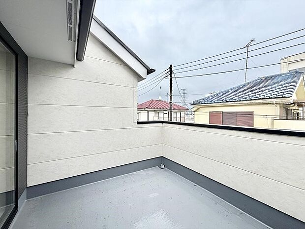 【バルコニー】■ 季節の移ろいを感じられる開放的な空間です