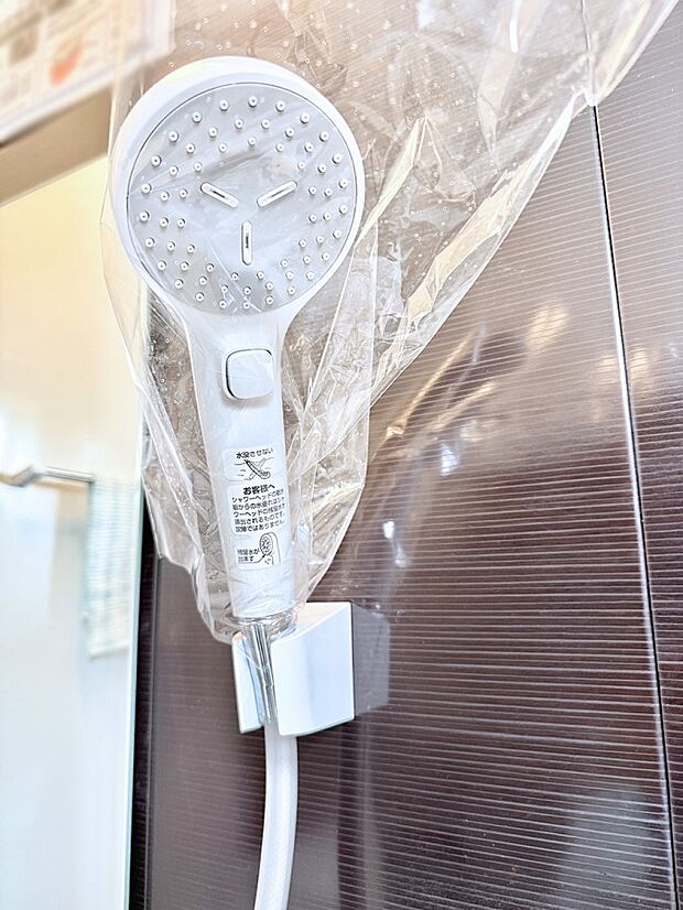 【止水シャワーヘッド】■手元で簡単に止水できるため、水の無駄遣いを減らすことができます。