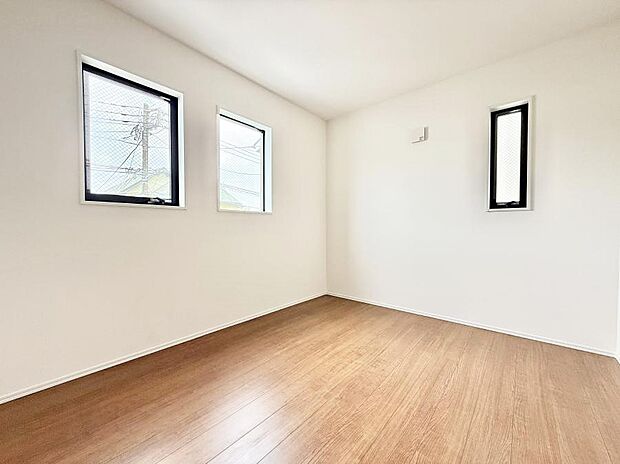 【リビング以外の居室】■落ち着いた色合いのお部屋で穏やかな時間を楽しめます