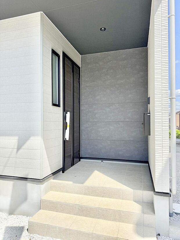 【玄関】■ 帰るたびにホッとする、安心感のある佇まい