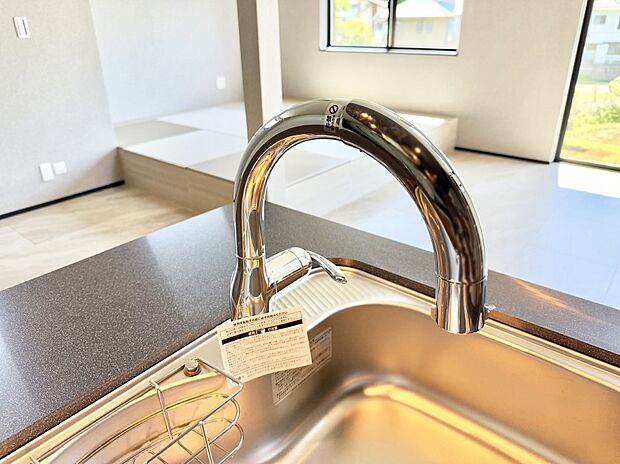 【システムキッチン】■家族の絆を深める、温もりのあるキッチン