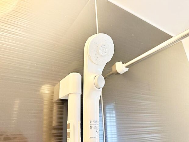 【止水シャワーヘッド】■手元で簡単に止水できるため、水の無駄遣いを減らすことができます。