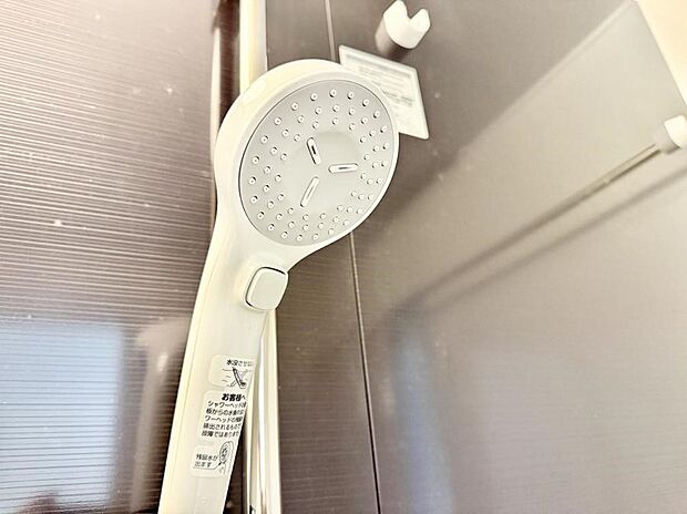 【止水シャワーヘッド】■手元で簡単に止水できるため、水の無駄遣いを減らすことができます。
