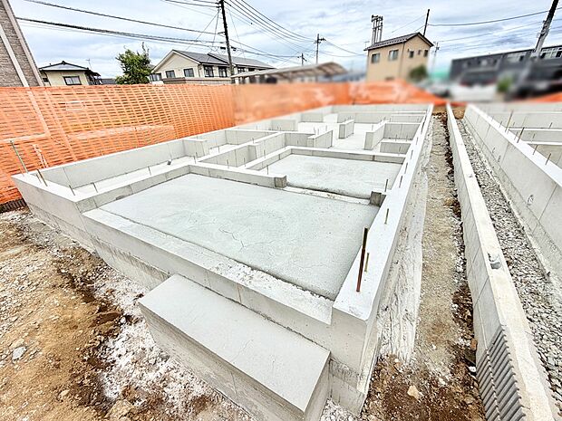 【現地外観写真】2号棟  ■暮らしを彩る充実した設備仕様が備わった住まい