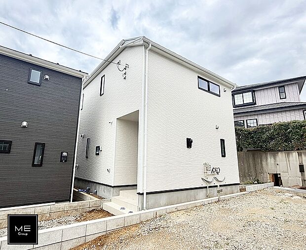【現地外観写真】2号棟  ■暮らしを彩る充実した設備仕様が備わった住まい