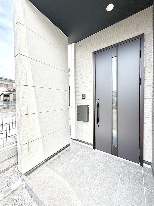 【玄関】2号棟  ■ 帰るたびにホッとする、安心感のある佇まい