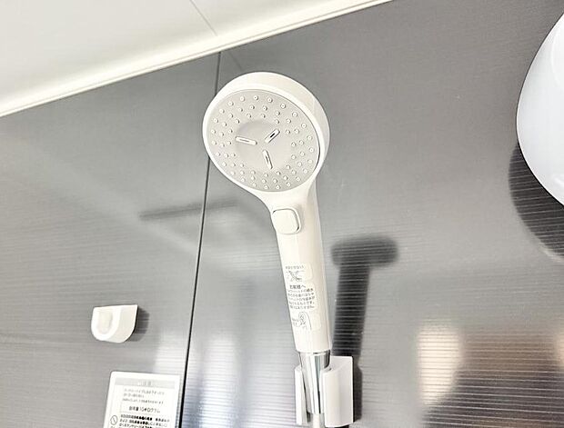 【止水シャワーヘッド】■わざわざシャワー水栓のレバーまで手を伸ばす必要がなく、簡単に止水できる
