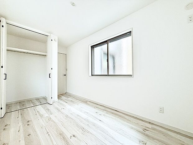 【リビング以外の居室】■落ち着いた色合いのお部屋で穏やかな時間を楽しめます