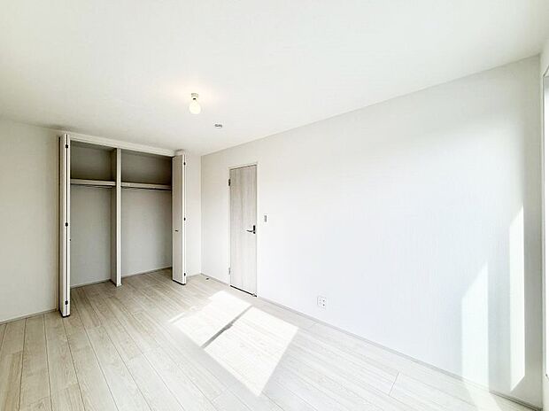 【寝室】1号棟  ■シンプルな空間で、収納付きベッドやデスクなど、多機能な家具を活用しやすいです