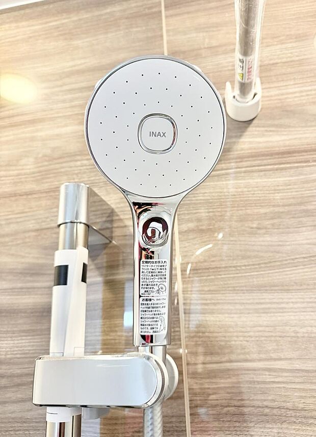 【止水シャワーヘッド】■わざわざシャワー水栓のレバーまで手を伸ばす必要がなく、簡単に止水できる