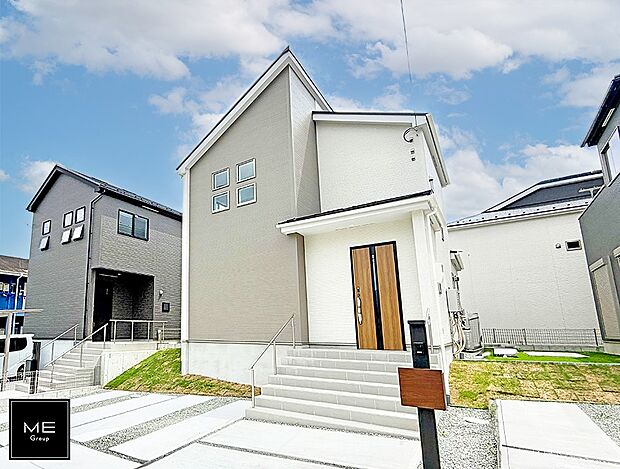 【現地外観写真】2号棟  ■暮らしを彩る充実した設備仕様が備わった住まい