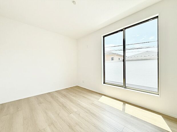 【リビング以外の居室】1号棟  ■落ち着いた色合いのお部屋で穏やかな時間を楽しめます
