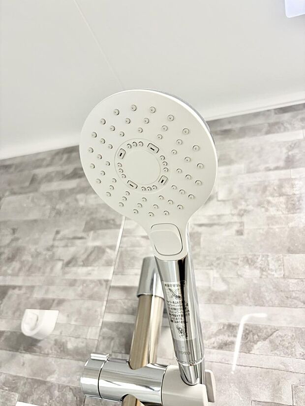 【止水シャワーヘッド】■手元で簡単に止水できるため、水の無駄遣いを減らすことができます。