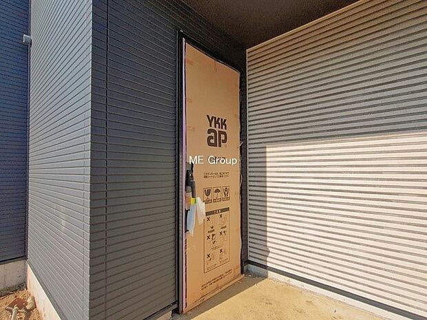 【玄関】1号棟 ■ 帰るたびにホッとする、安心感のある佇まい