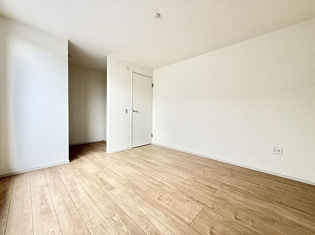 【リビング以外の居室】1号棟  ■落ち着いた色合いのお部屋で穏やかな時間を楽しめます
