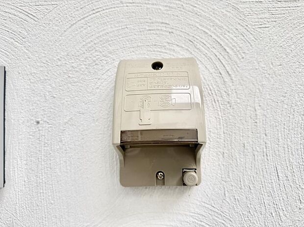 【屋外コンセント】■屋外に電源コンセントがあれば、高圧洗浄機で窓や外壁を掃除するなど便利です。