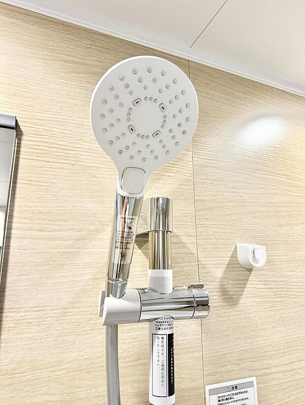 【止水シャワーヘッド】■手元で簡単に止水できるため、水の無駄遣いを減らすことができます。