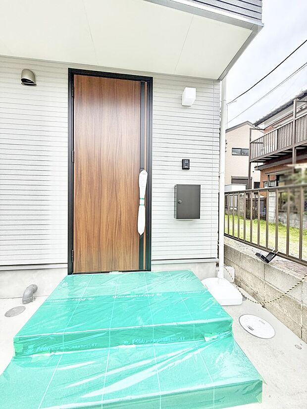 【玄関】■ 帰るたびにホッとする、安心感のある佇まい