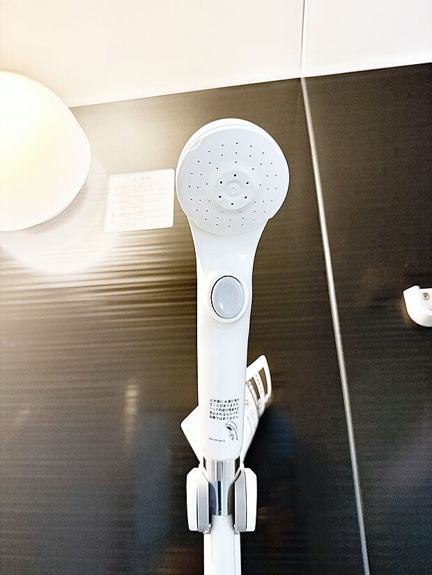 【止水シャワーヘッド】■手元で簡単に止水できるため、水の無駄遣いを減らすことができます。