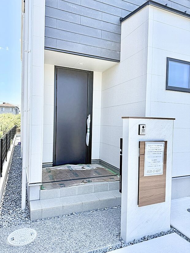 【玄関】A1号棟  ■ 帰るたびにホッとする、安心感のある佇まい