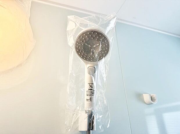 【止水シャワーヘッド】■手元で簡単に止水できるため、水の無駄遣いを減らすことができます。