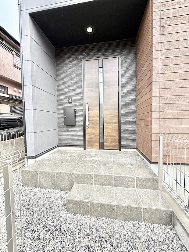 【玄関】1号棟  ■ 帰るたびにホッとする、安心感のある佇まい
