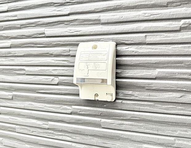 【屋外コンセント】■屋外に電源コンセントがあれば、高圧洗浄機で窓や外壁を掃除するなど便利です。