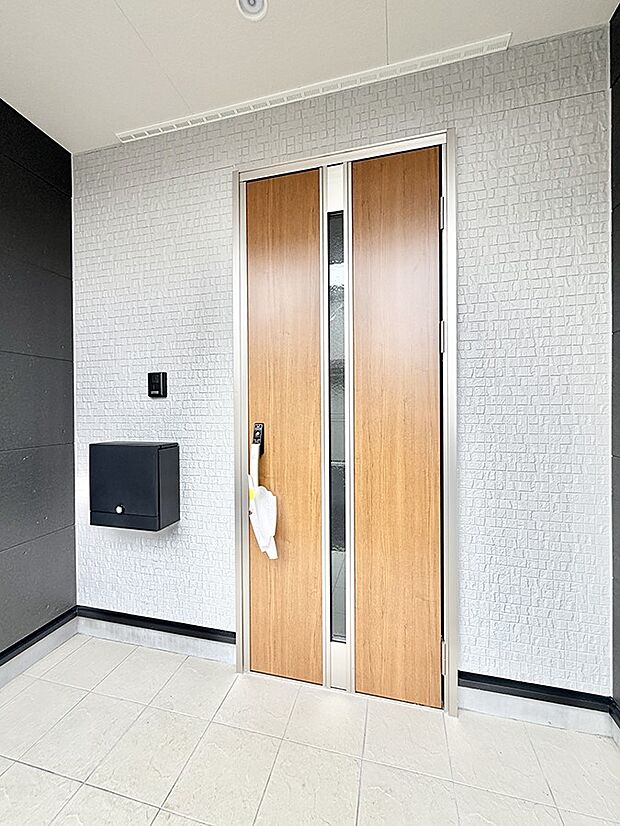 【玄関】1号棟 ■ 帰るたびにホッとする、安心感のある佇まい