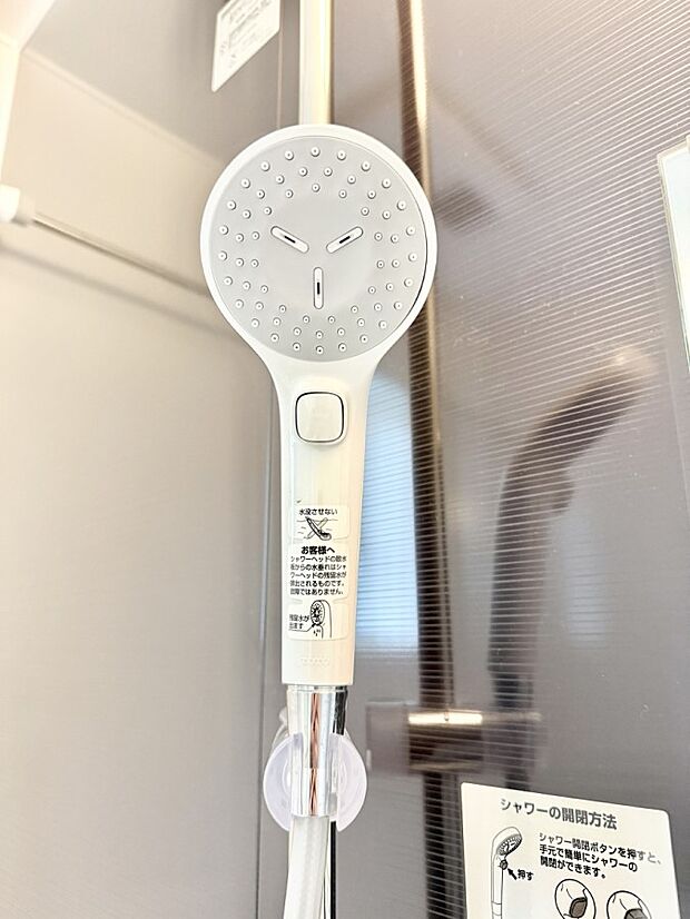 【止水シャワーヘッド】■手元で簡単に止水できるため、水の無駄遣いを減らすことができます。