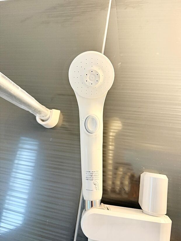 【止水シャワーヘッド】■わざわざシャワー水栓のレバーまで手を伸ばす必要がなく、簡単に止水できる