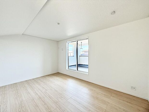 【リビング以外の居室】2号棟 ■落ち着いた色合いのお部屋で穏やかな時間を楽しめます