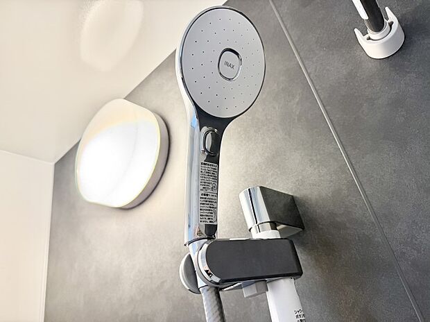 【止水シャワーヘッド】■手元で簡単に止水できるため、水の無駄遣いを減らすことができます。