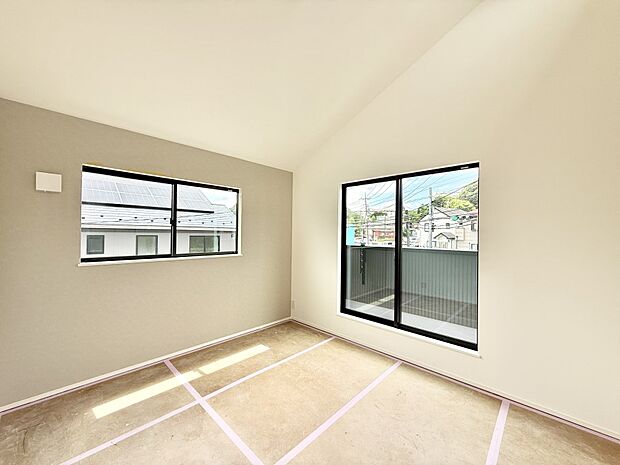 【リビング以外の居室】1号棟 ■清潔感あふれるお部屋で毎日を快適に過ごせます
